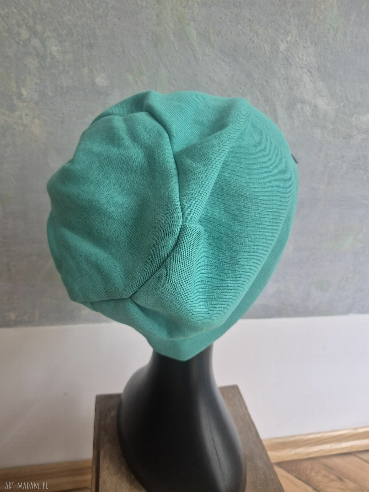 Seledynowa czapka handmade z naszywką i nadrukiem na podszewce - rozmiar uniwersalny