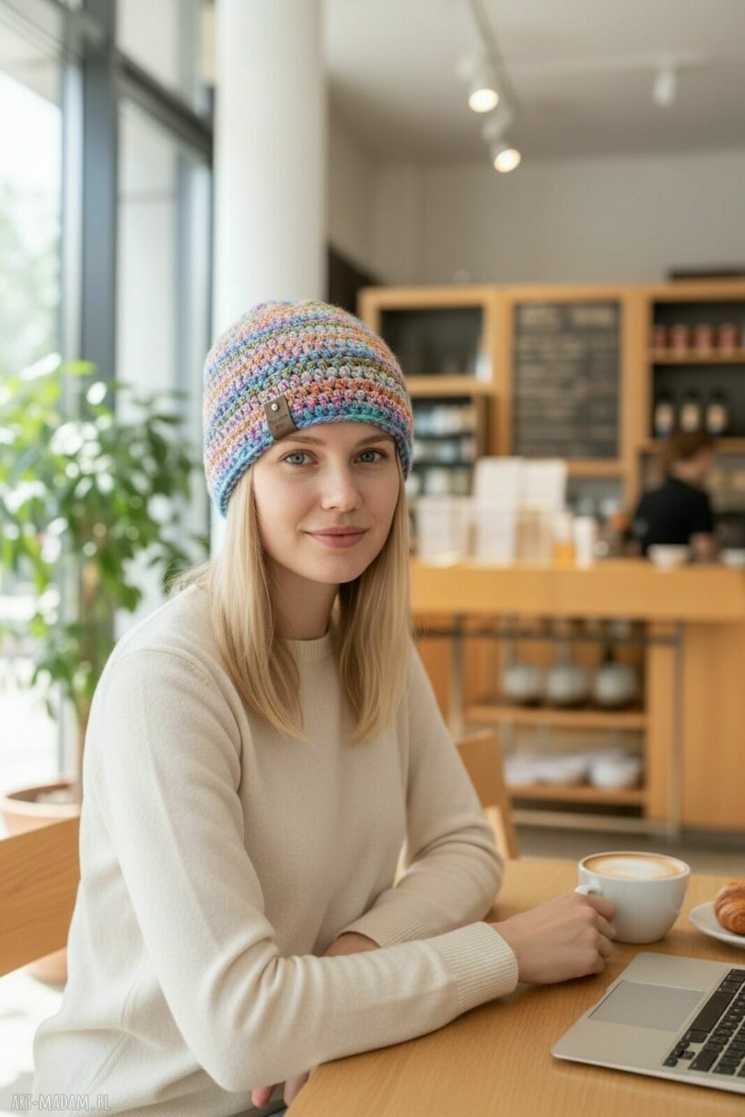 Ręcznie robiona damska czapka smerfetka