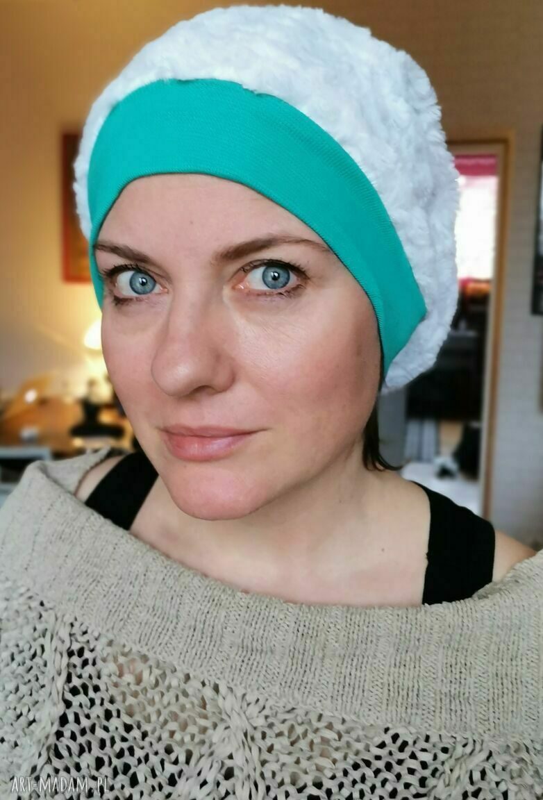 Ciepła czapka smerfetka biała w stylu boho Frida - lekko futerkowa na podszewce, rozmiar uniwersalny