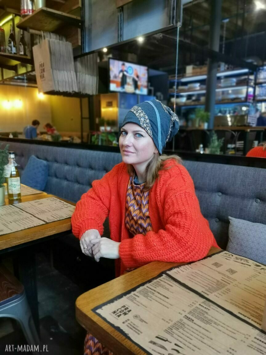 Szara czapka damska etno-boho folk z kolorową aplikacją (58-59 cm)