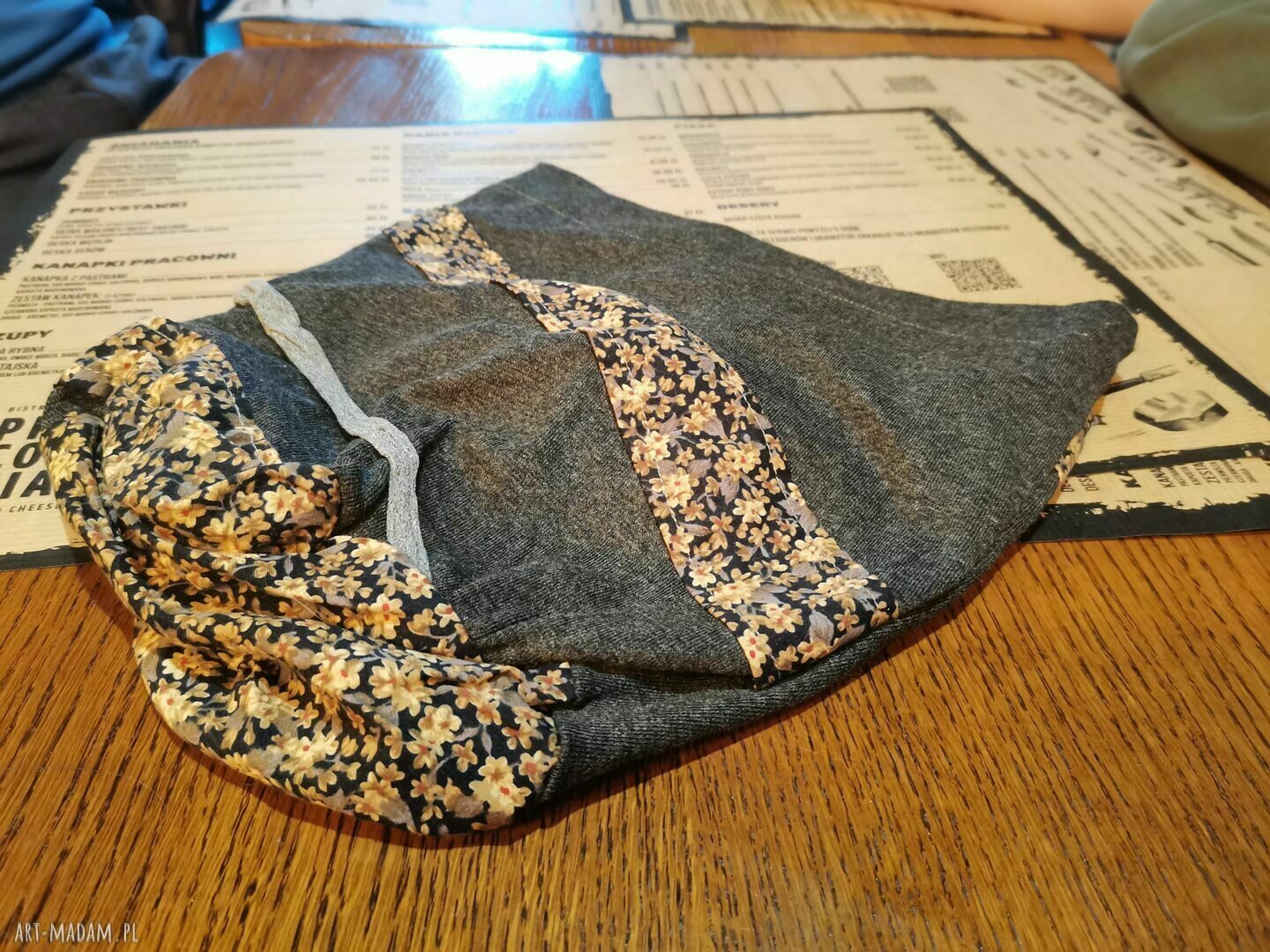 Szara czapka damska etno-boho folk z kolorową aplikacją (58-59 cm)
