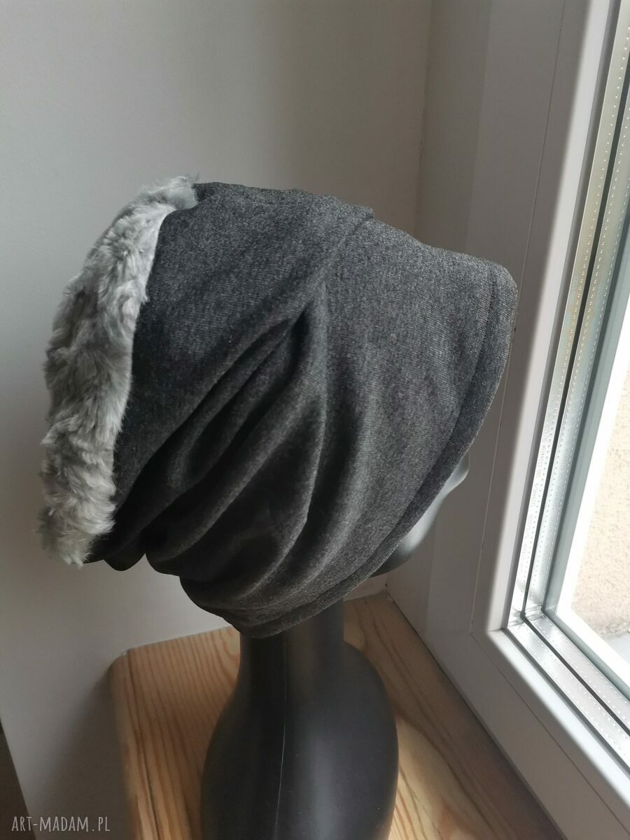 Szara czapka boho z frędzlami Smerfetka - ręcznie robiona, uniwersalna