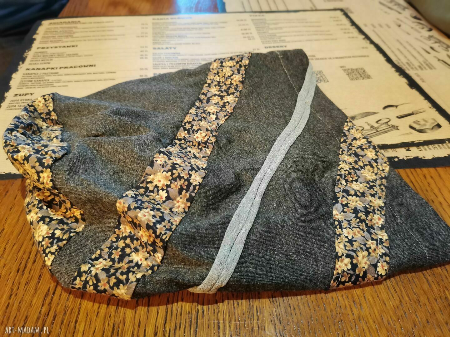 Szara czapka damska etno-boho folk z kolorową aplikacją (58-59 cm)