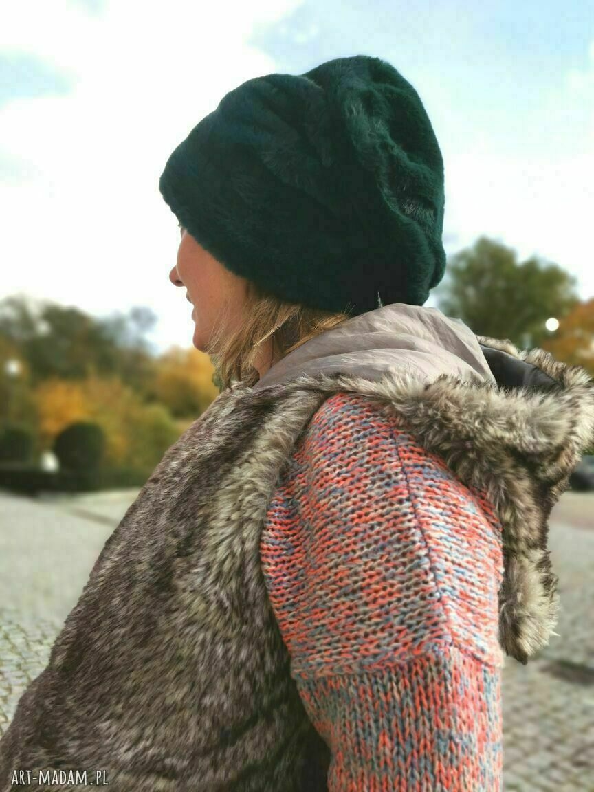 Zielona czapka z sztucznego futerka - boho i etno, rozmiar uniwersalny