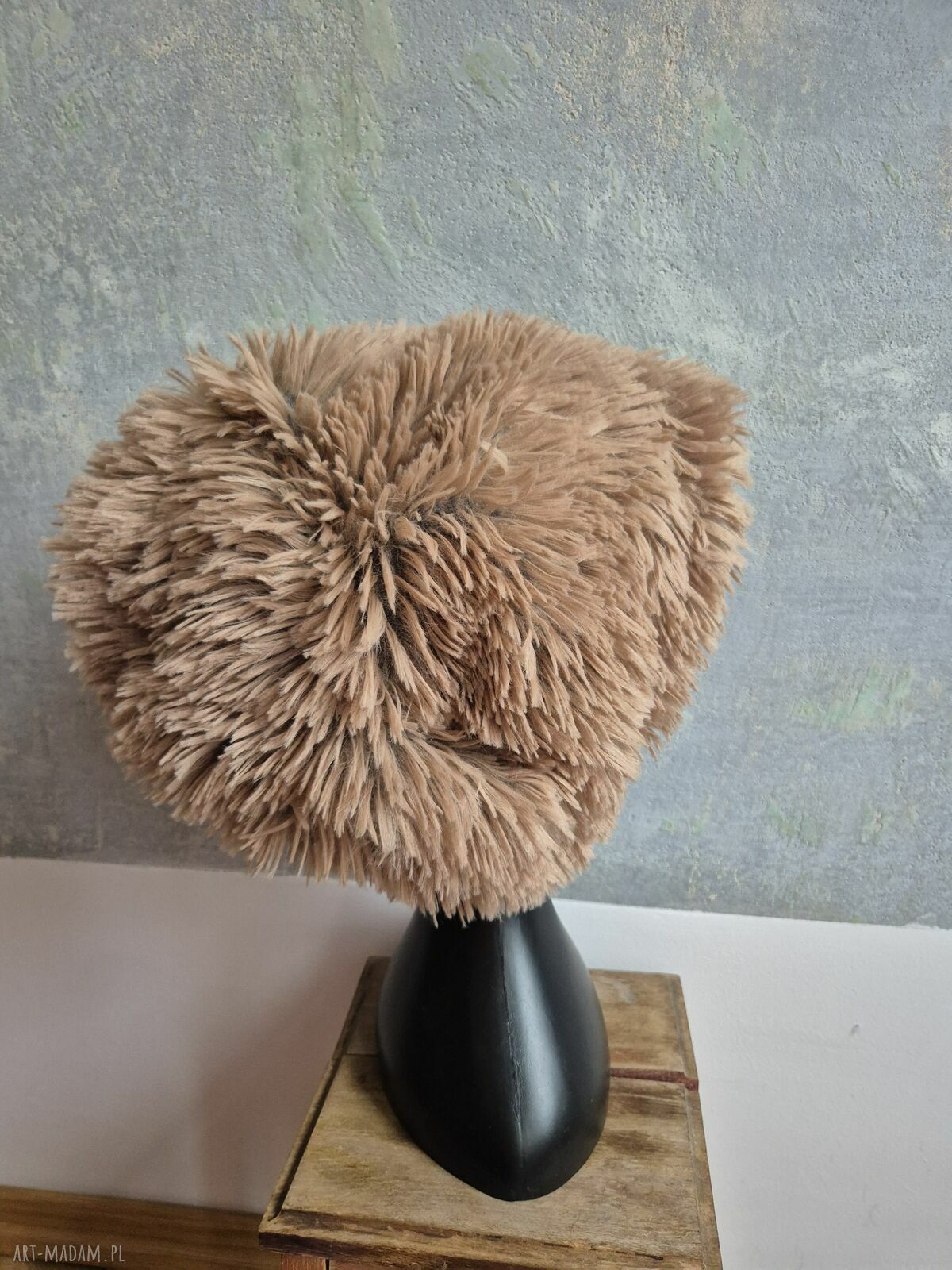 Czapka z jasnobrązowego sztucznego futra na podszewce - rękodzieło