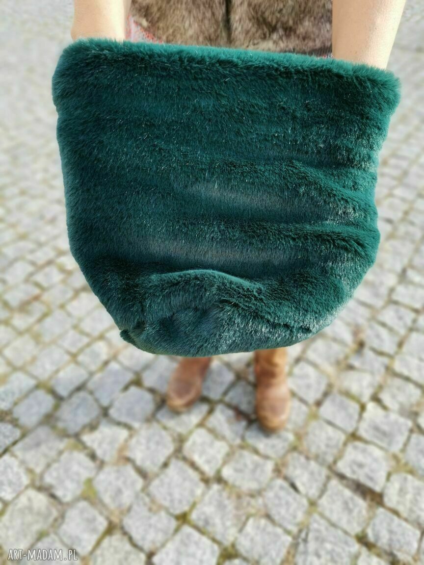 Zielona czapka z miękkiego sztucznego futerka - rozmiar uniwersalny boho/etno