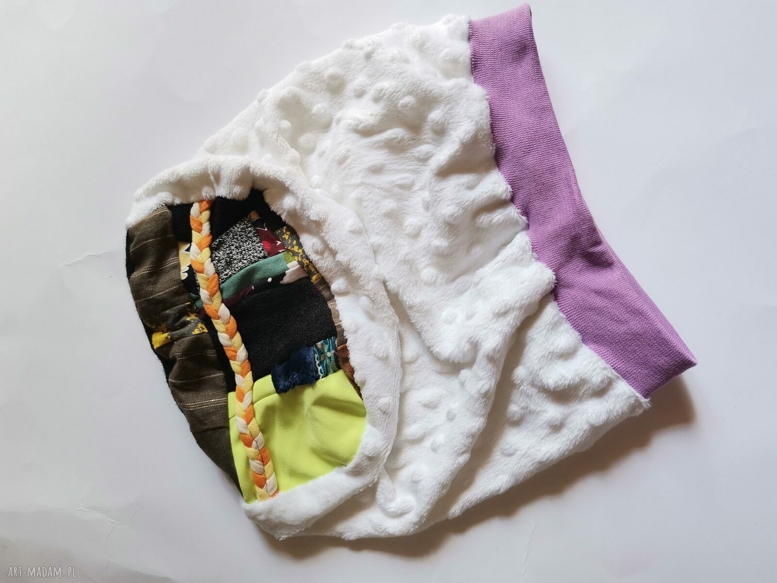 Czapka Frida Folk Boho z frędzlami - uniwersalna biała minky