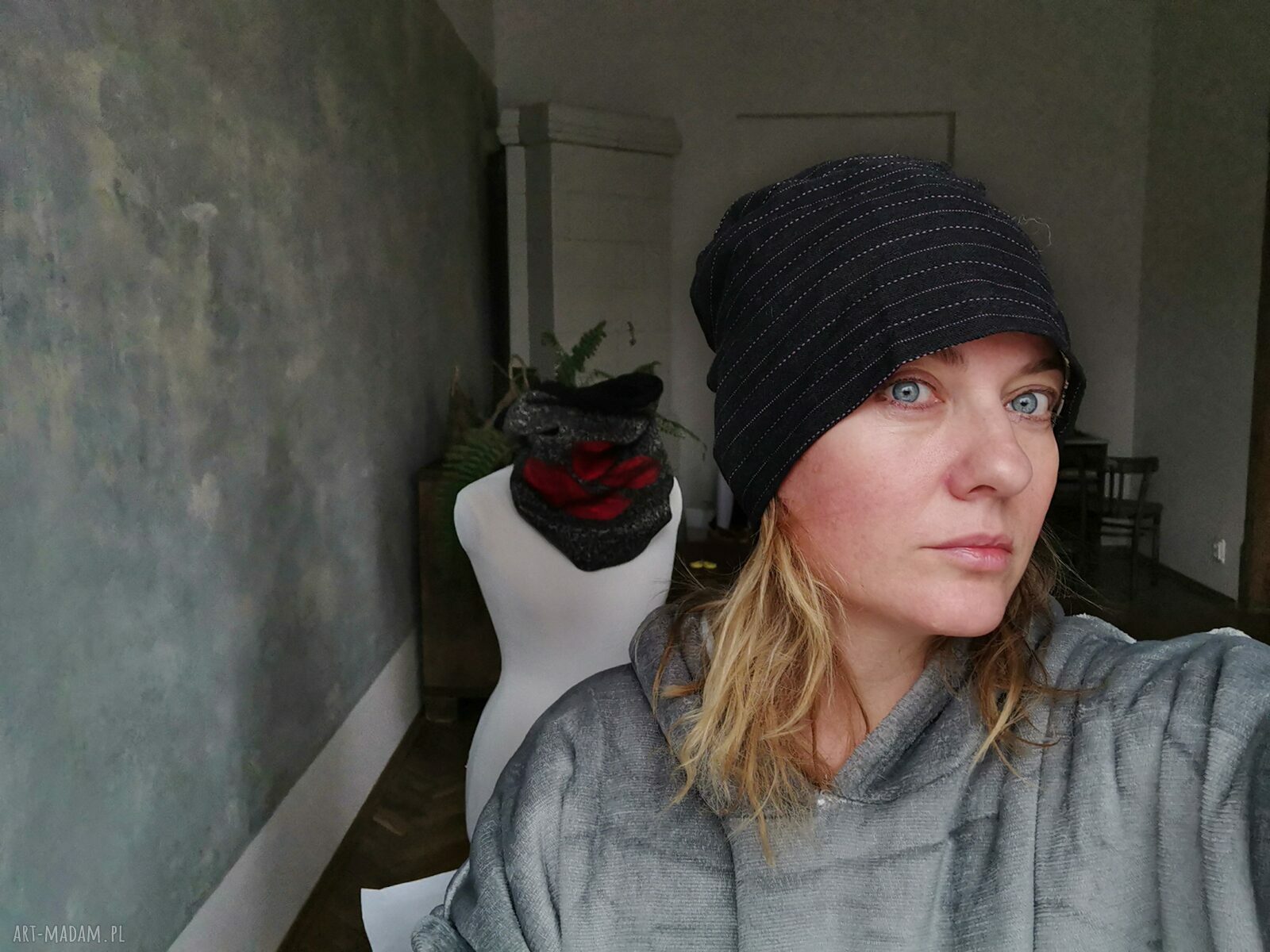 Czapka uniwersalna na podszewce w stylu folk i boho z frędzlami - ciemnoszara w prążek