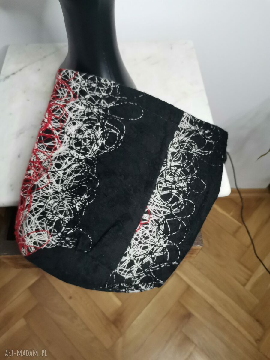 Zimowa czapka boho etno z frędzlami - wełna na podszewce (57 cm)