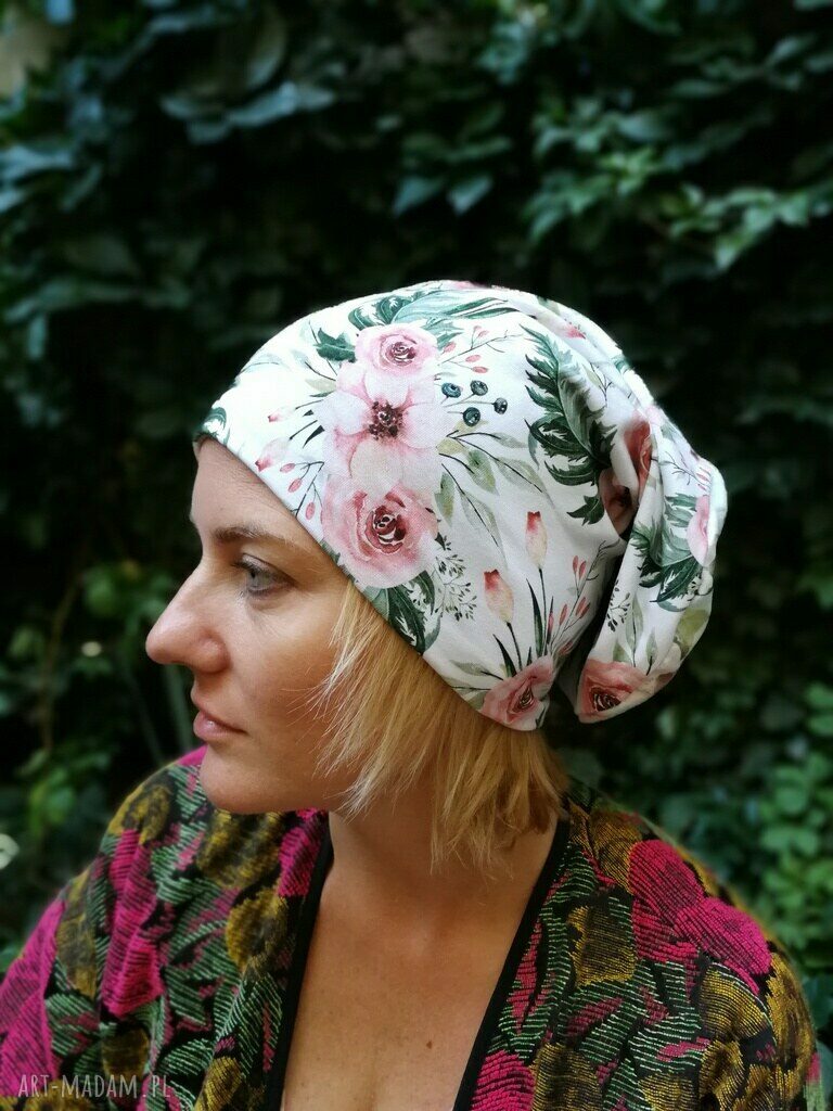 Czapka damska w kwiaty z miękkiej dzianiny - na podszewce
