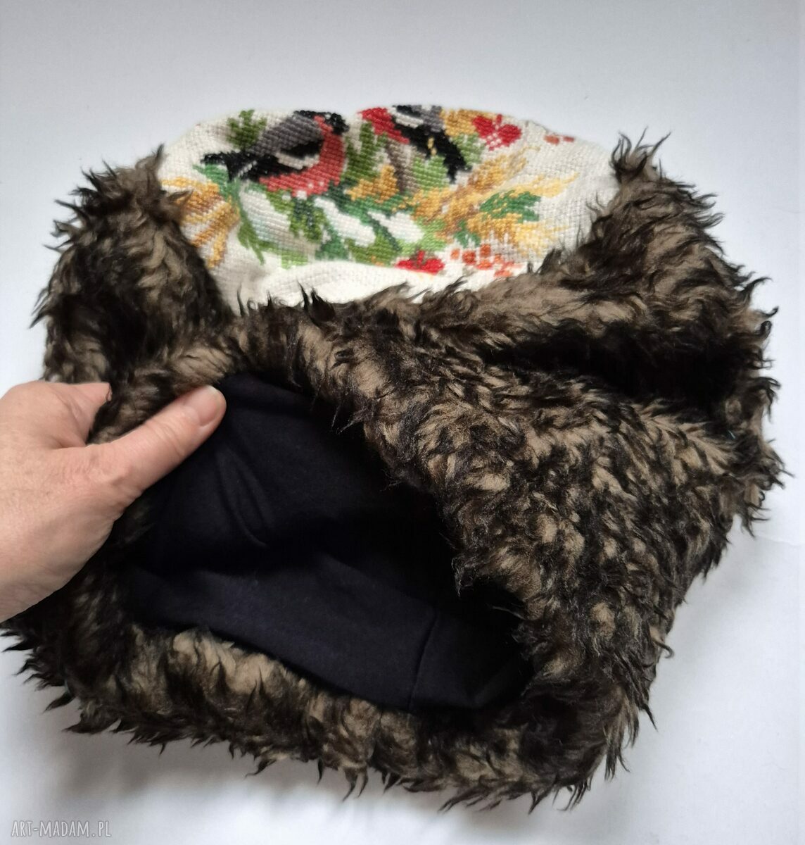 Ciepła czapka damska ręcznie robiona - rozmiar M 55-56 cm