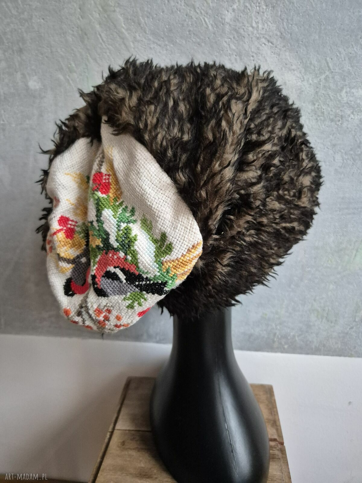 Ciepła czapka damska ręcznie robiona - rozmiar M 55-56 cm
