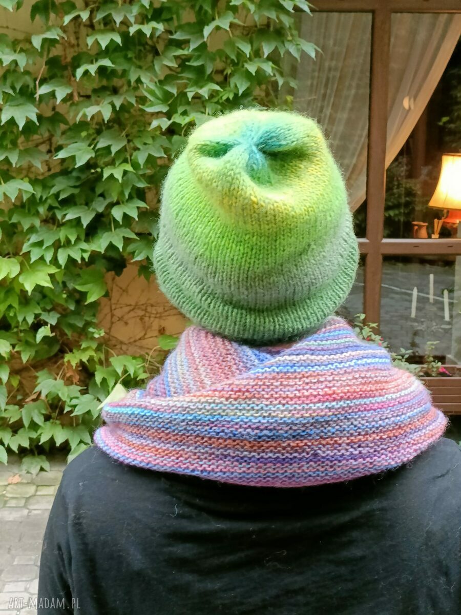 Czapka w zieleniach na drutach - merino, moher i jedwab