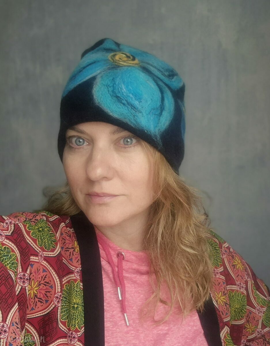 Czapka wełniana filcowana zimowa czarna w kwiaty na podszewce - rozmiar uniwersalny