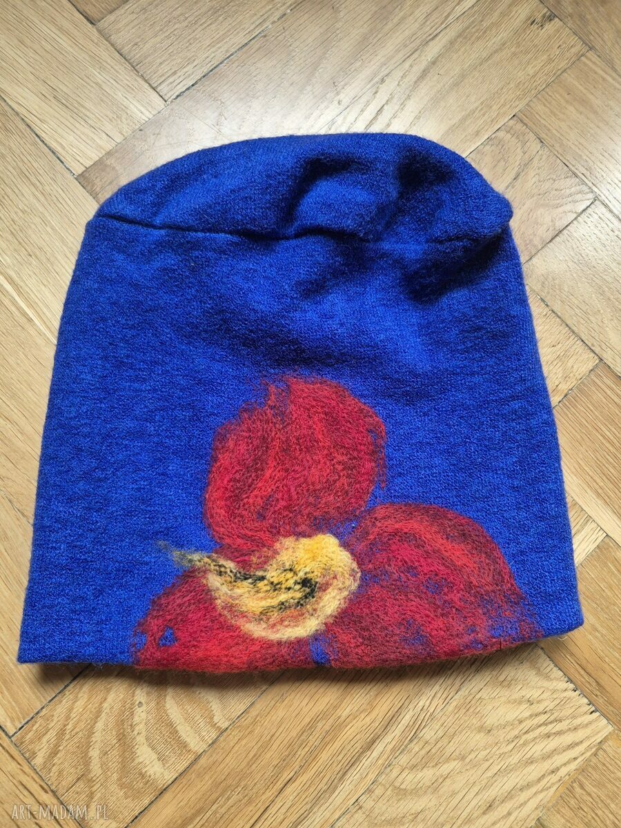 Niebieska czapka filcowana z wełny merynosów w kwiaty - handmade na podszewce