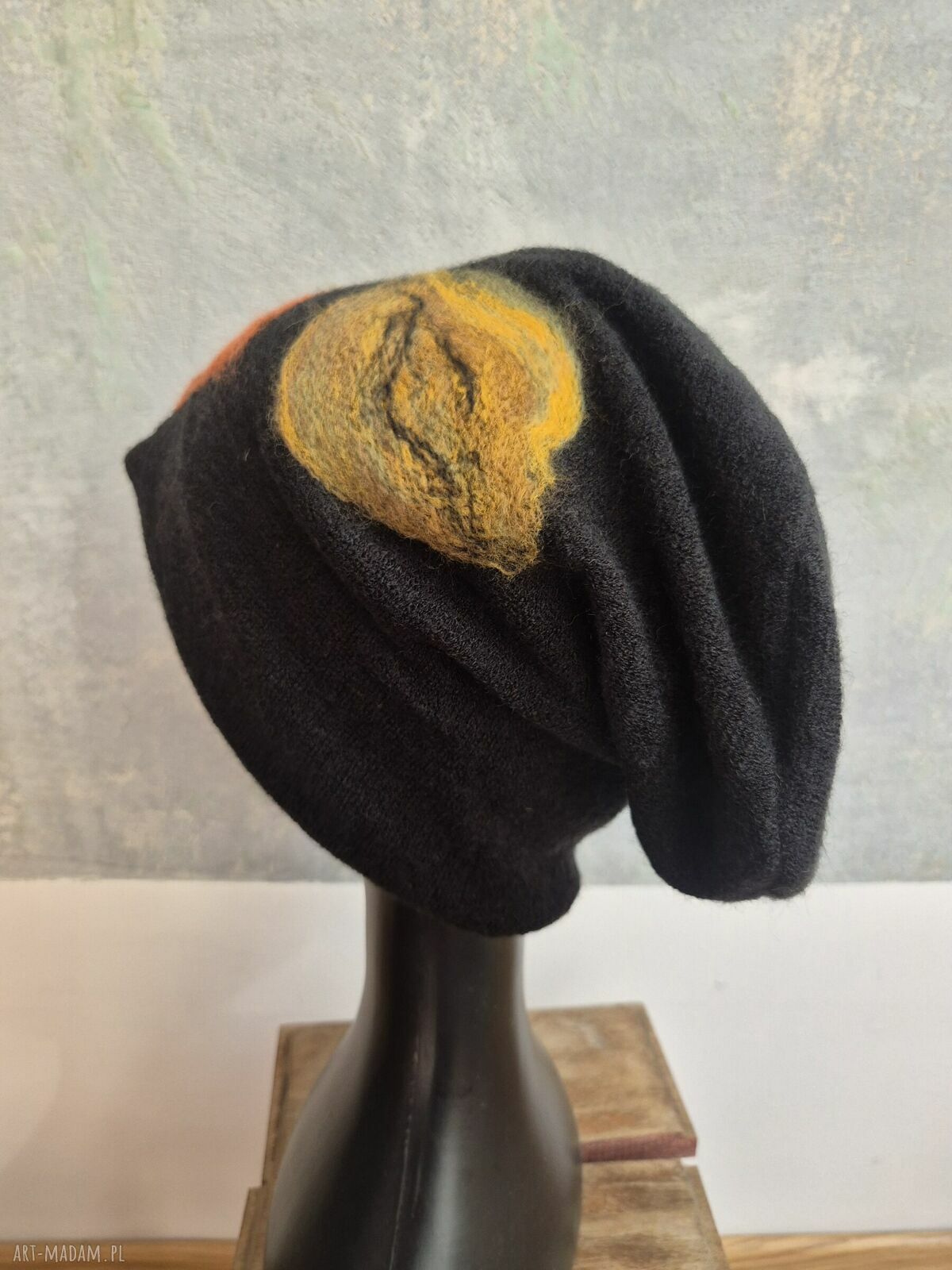 Czapka wełniana filcowana zimowa - czarna handmade w kwiaty na podszewce (rozmiar uniwersalny)