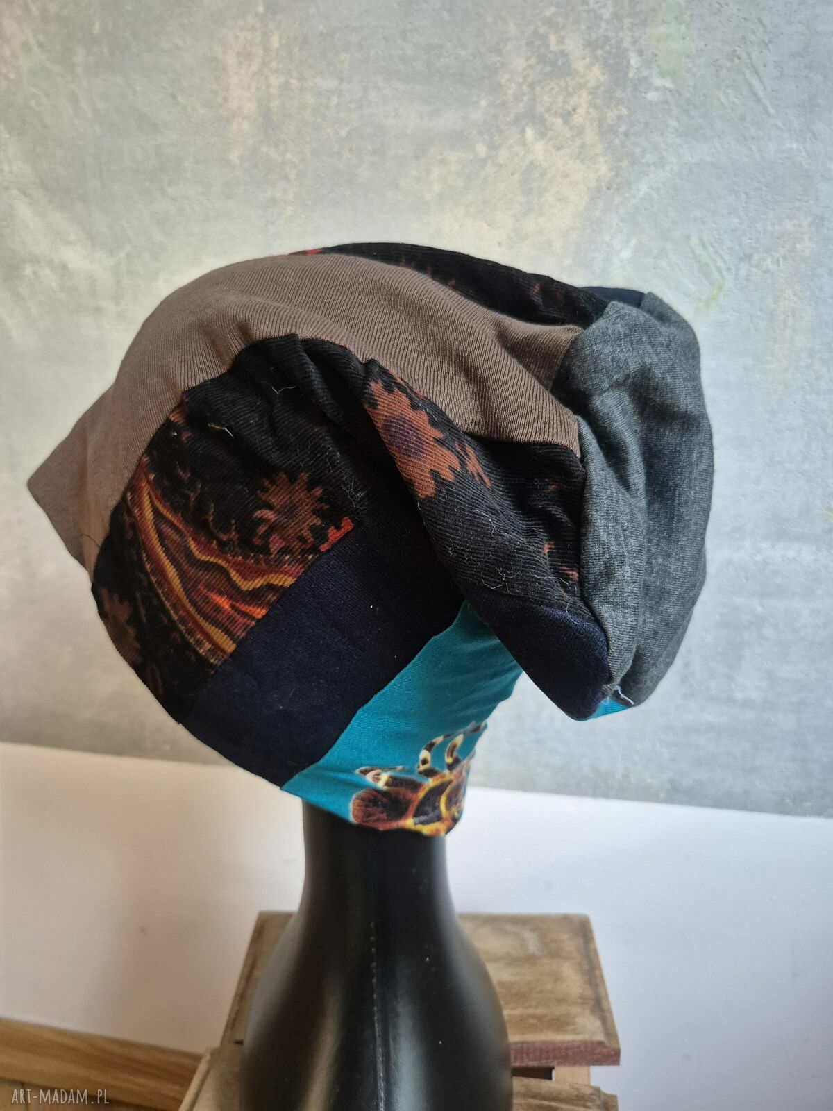 Czarna filcowana czapka wełniana handmade w kwiaty