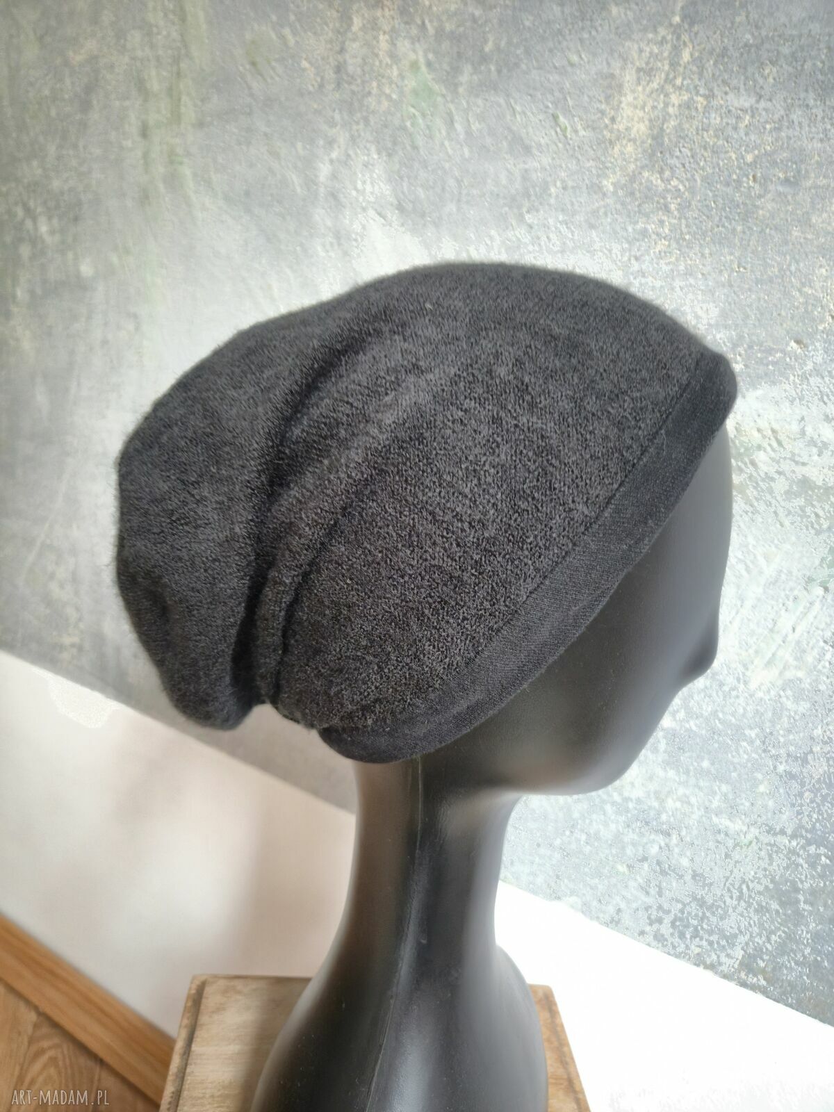 Czarna czapka wełniana na podszewce, ręcznie robiona (rozmiar M 55-56 cm)