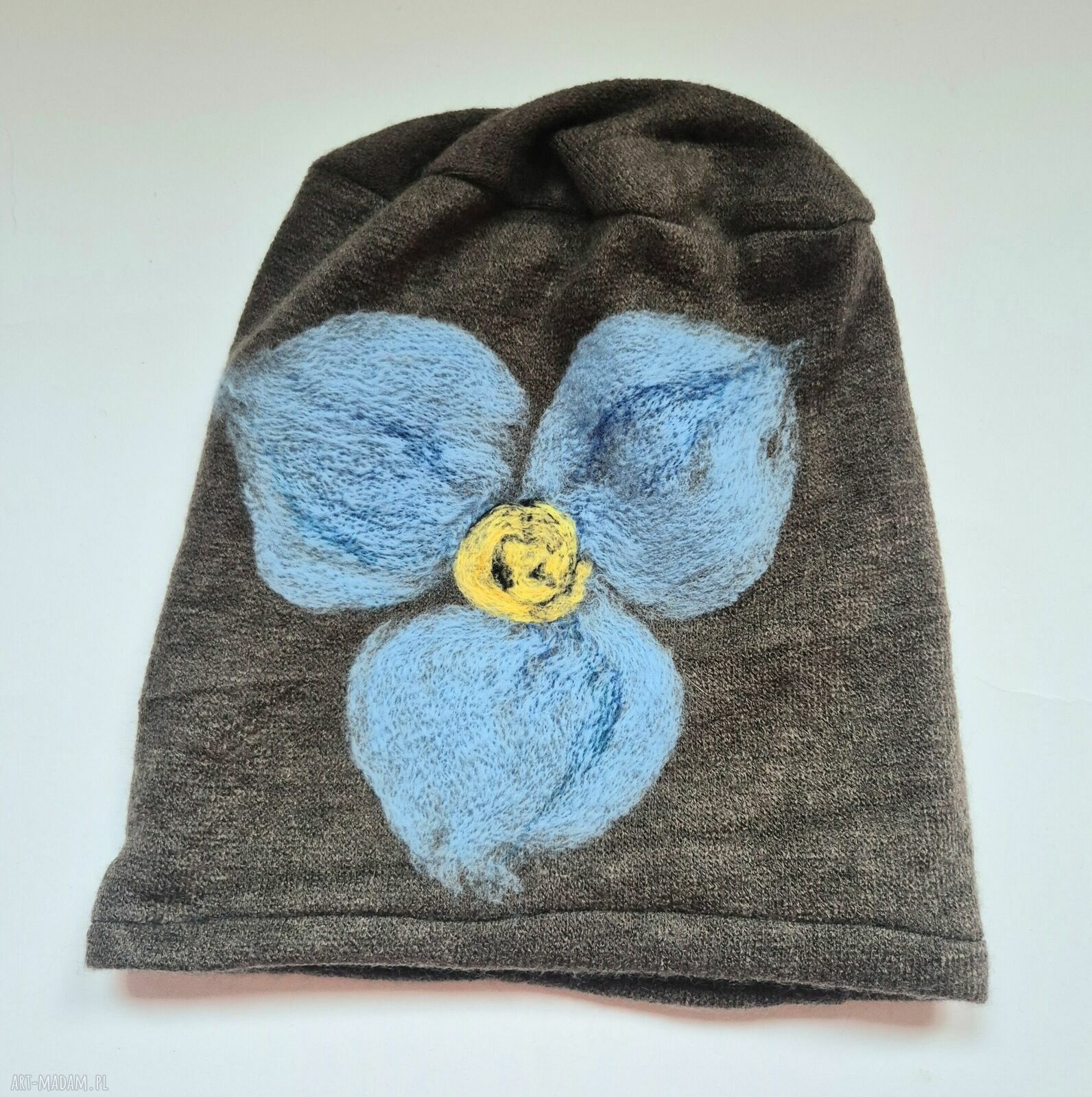 Brązowa zimowa czapka filcowana w kwiaty - handmade na podszewce