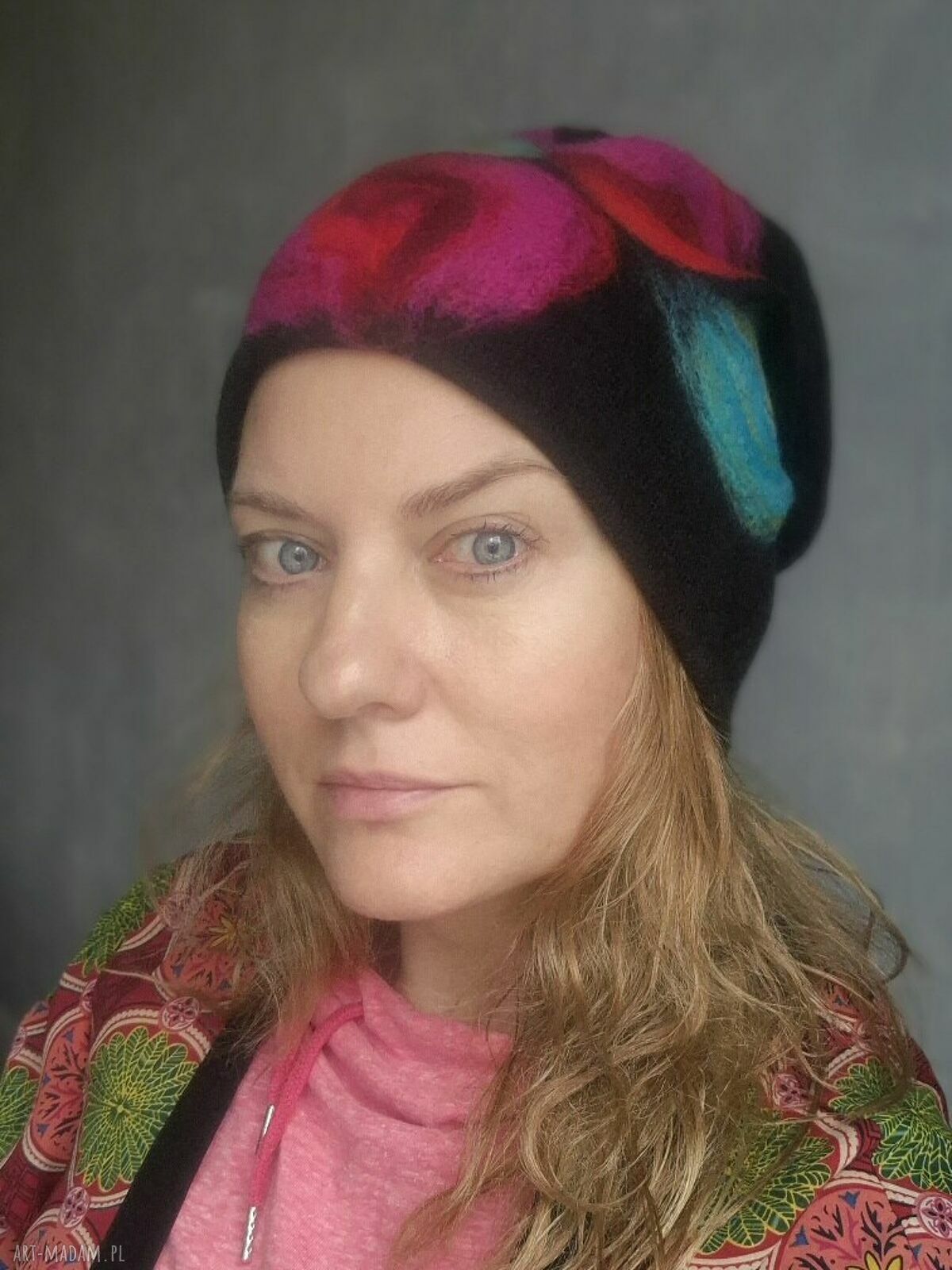 Czarna zimowa czapka filcowana z wełny merino w kwiaty na podszewce