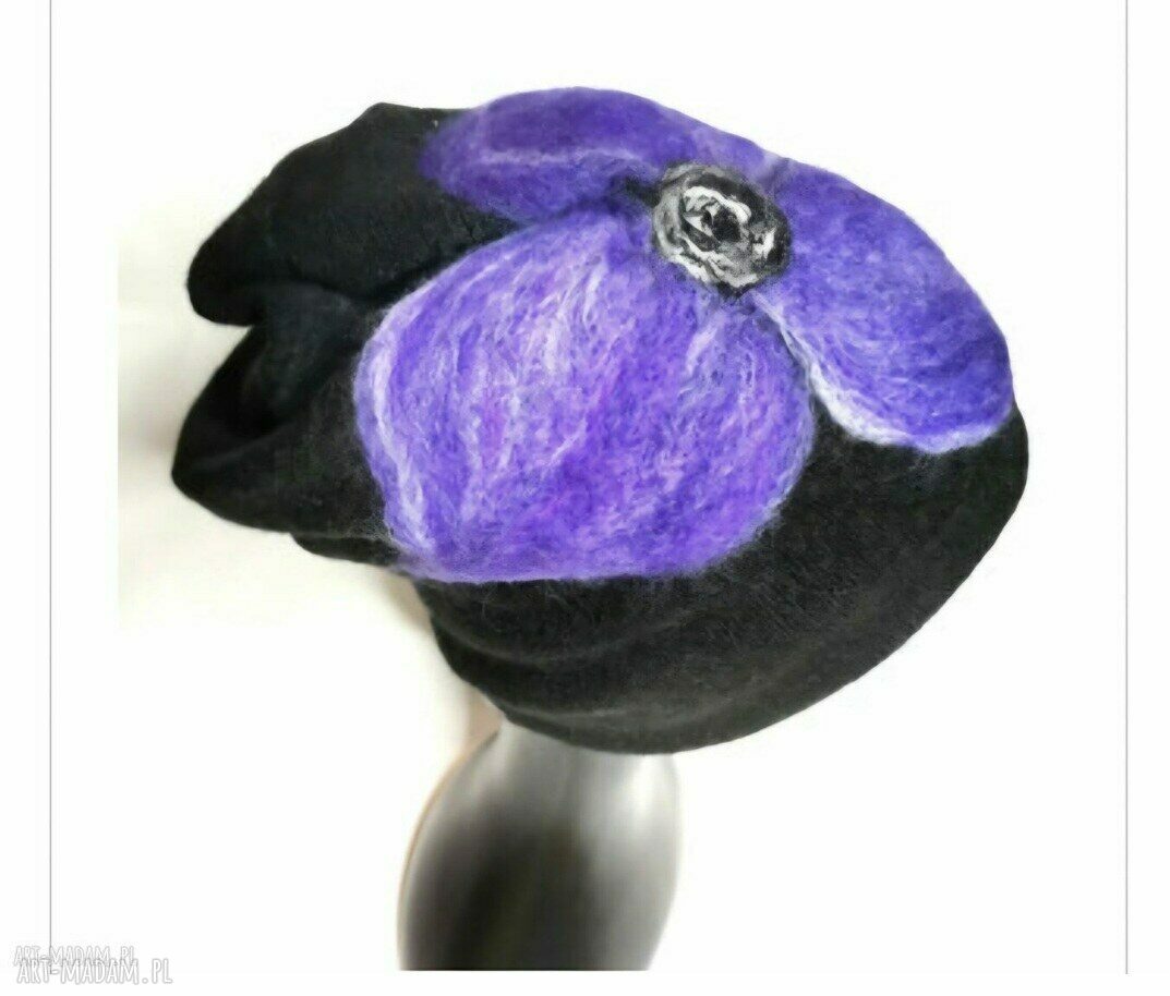 Ciepła czapka wełniana filcowana z fioletowym kwiatem - handmade na zimę