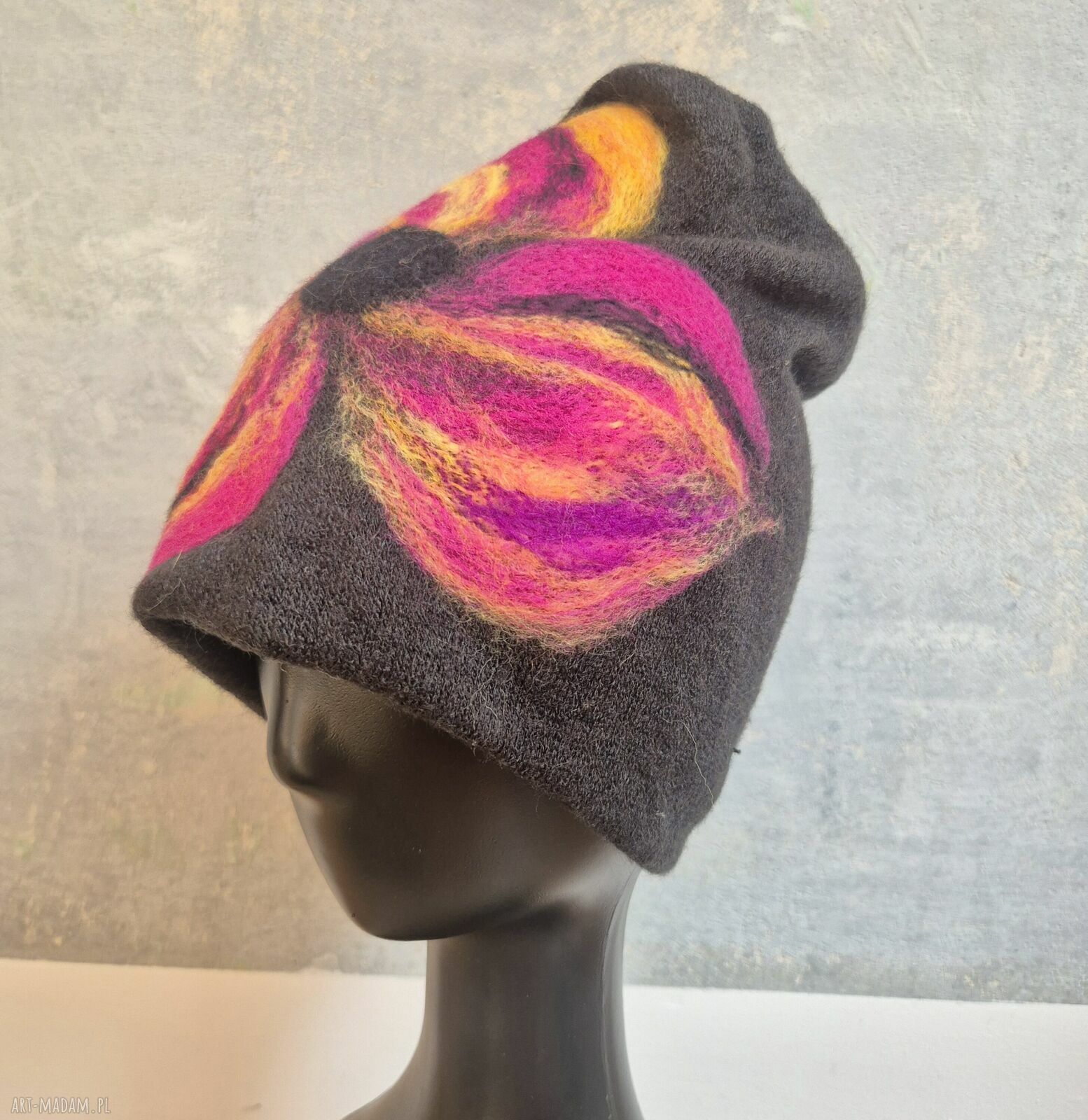 czapka wełniana filcowana zimowa czarna handmade w kwiaty na podszewce - rozmiar uniwersalny, weł