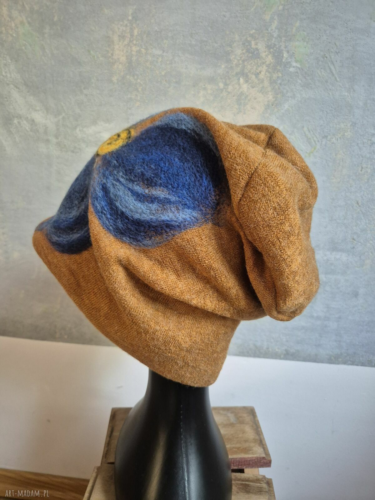 Ruda filcowana czapka wełniana handmade w kwiaty