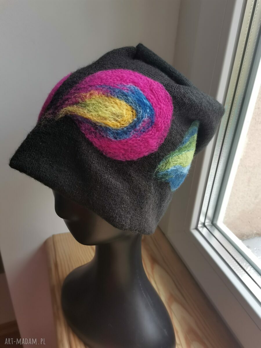 Czapka wełniana filcowana zimowa w kwiaty na podszewce - handmade (merynos, rozmiar uniwersalny)