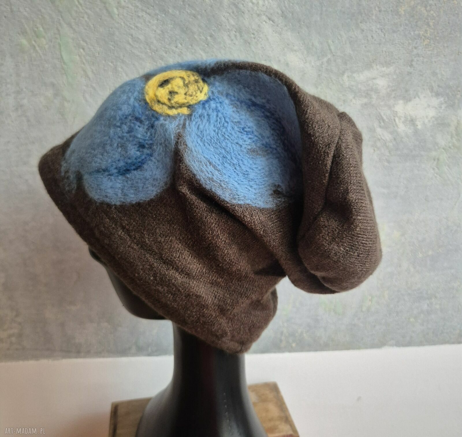 Brązowa zimowa czapka filcowana w kwiaty - handmade na podszewce