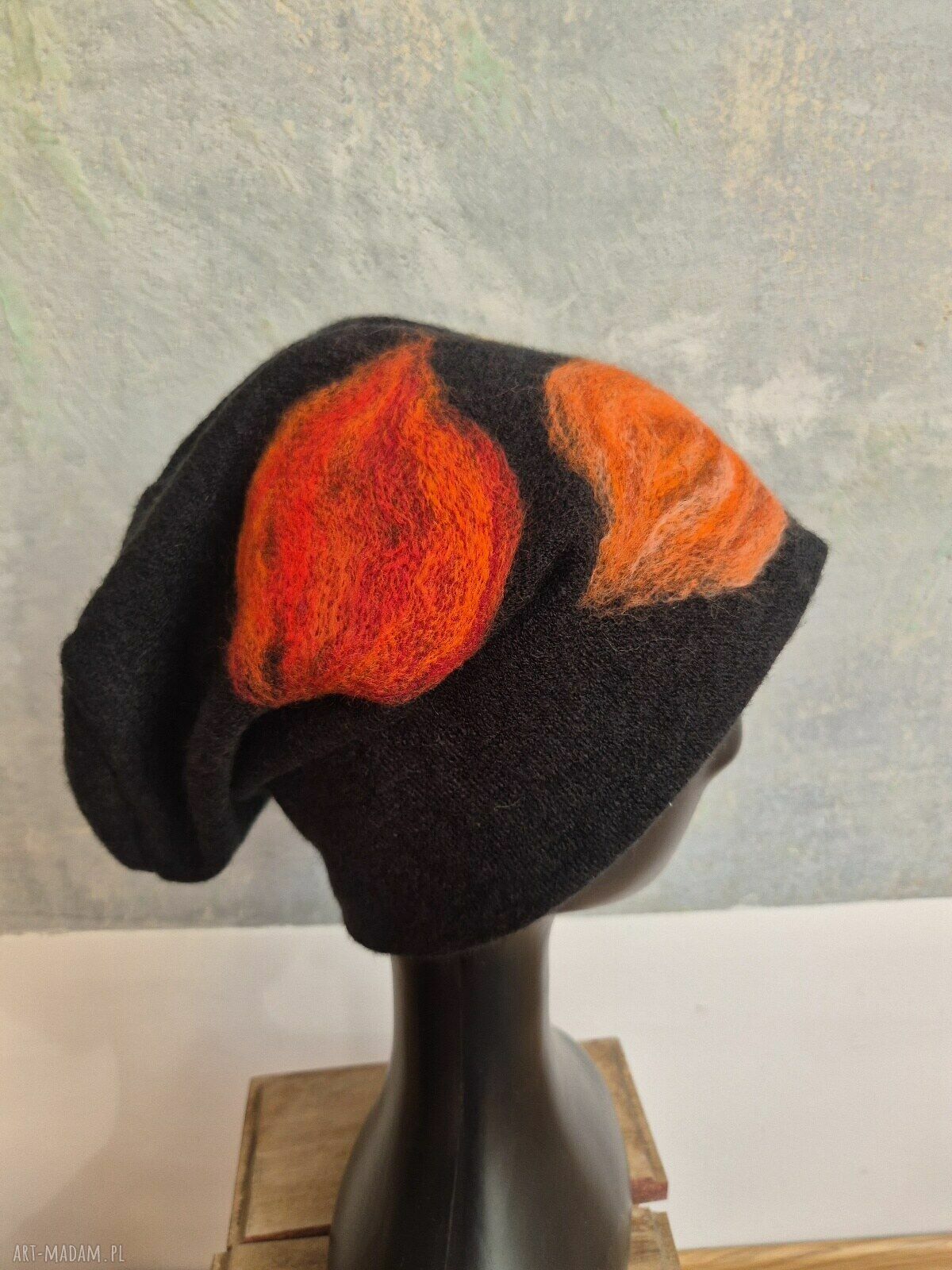 Czapka wełniana filcowana zimowa - czarna handmade w kwiaty na podszewce rozmiar uniwersalny