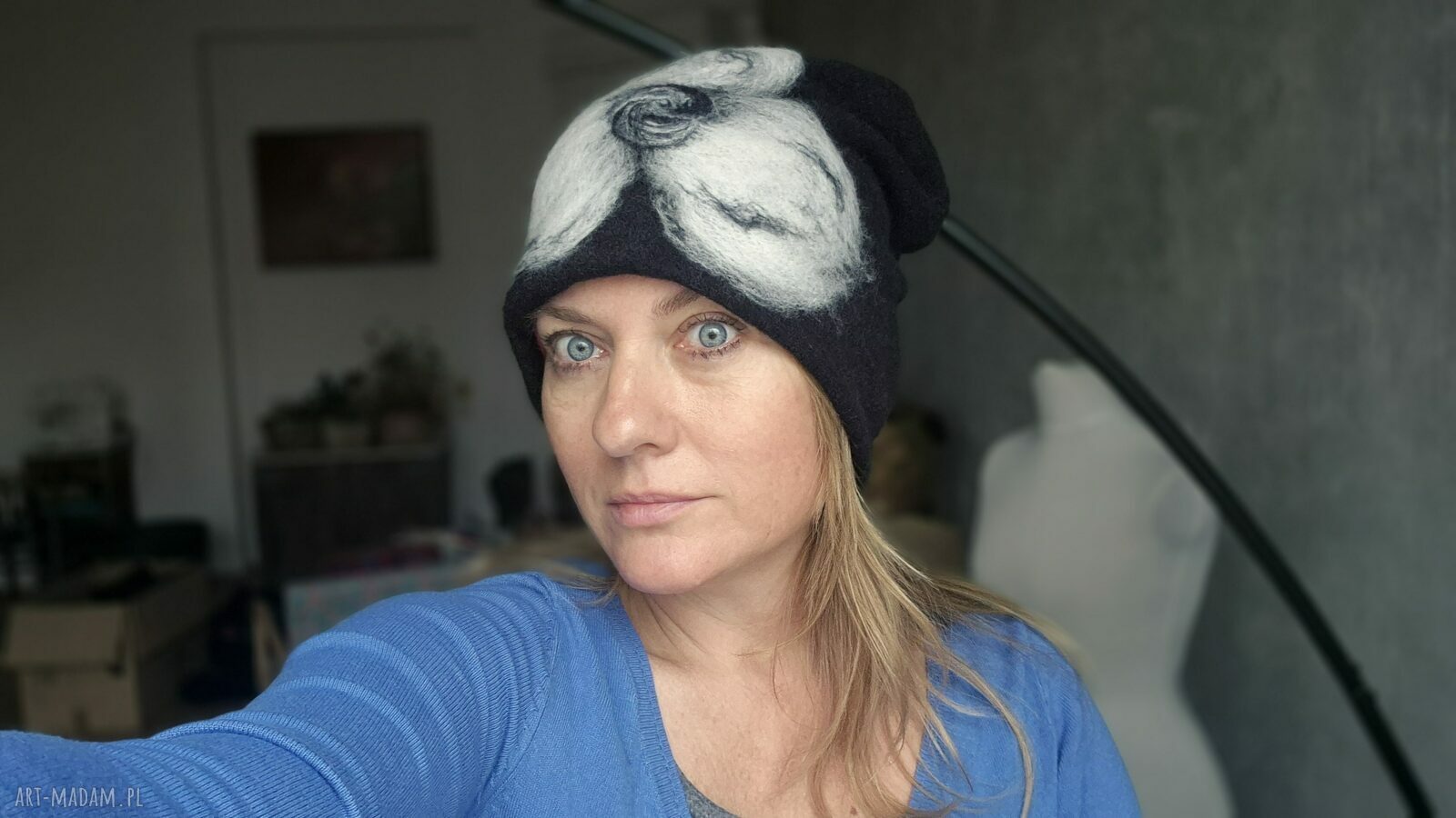Czapka wełniana filcowana zimowa w kwiaty - na podszewce, rozmiar uniwersalny