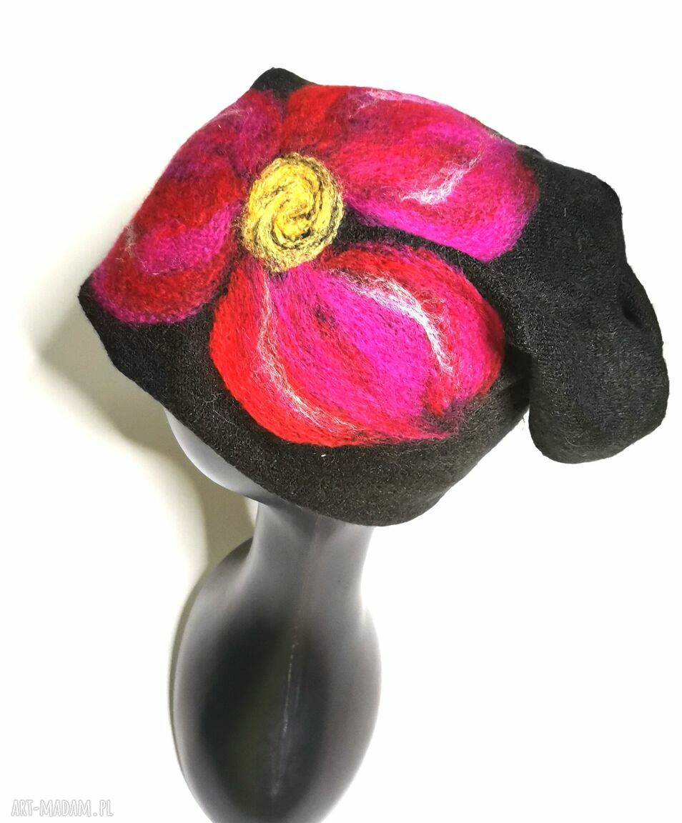 Czapka wełniana filcowana zimowa handmade w kwiaty na podszewce