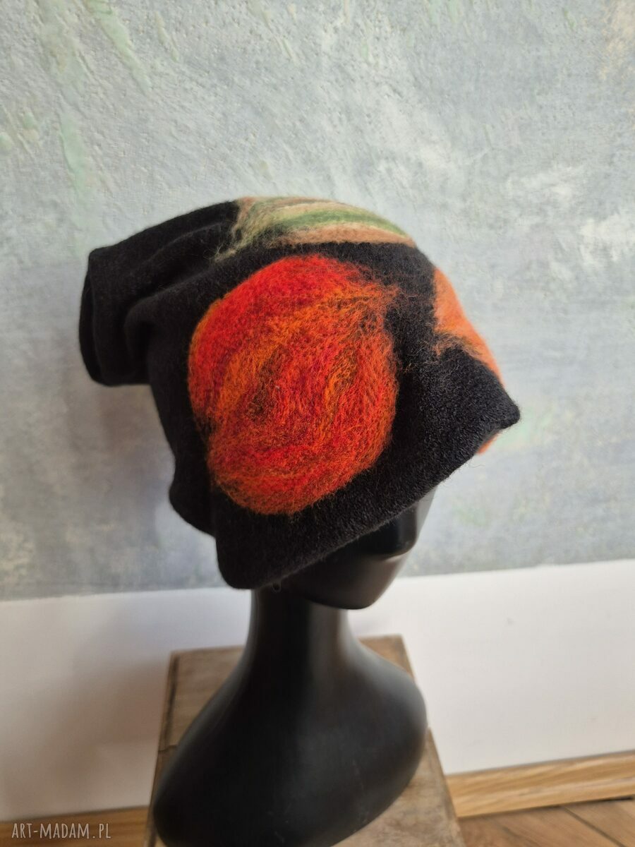 Czapka wełniana filcowana zimowa czarna handmade w kwiaty