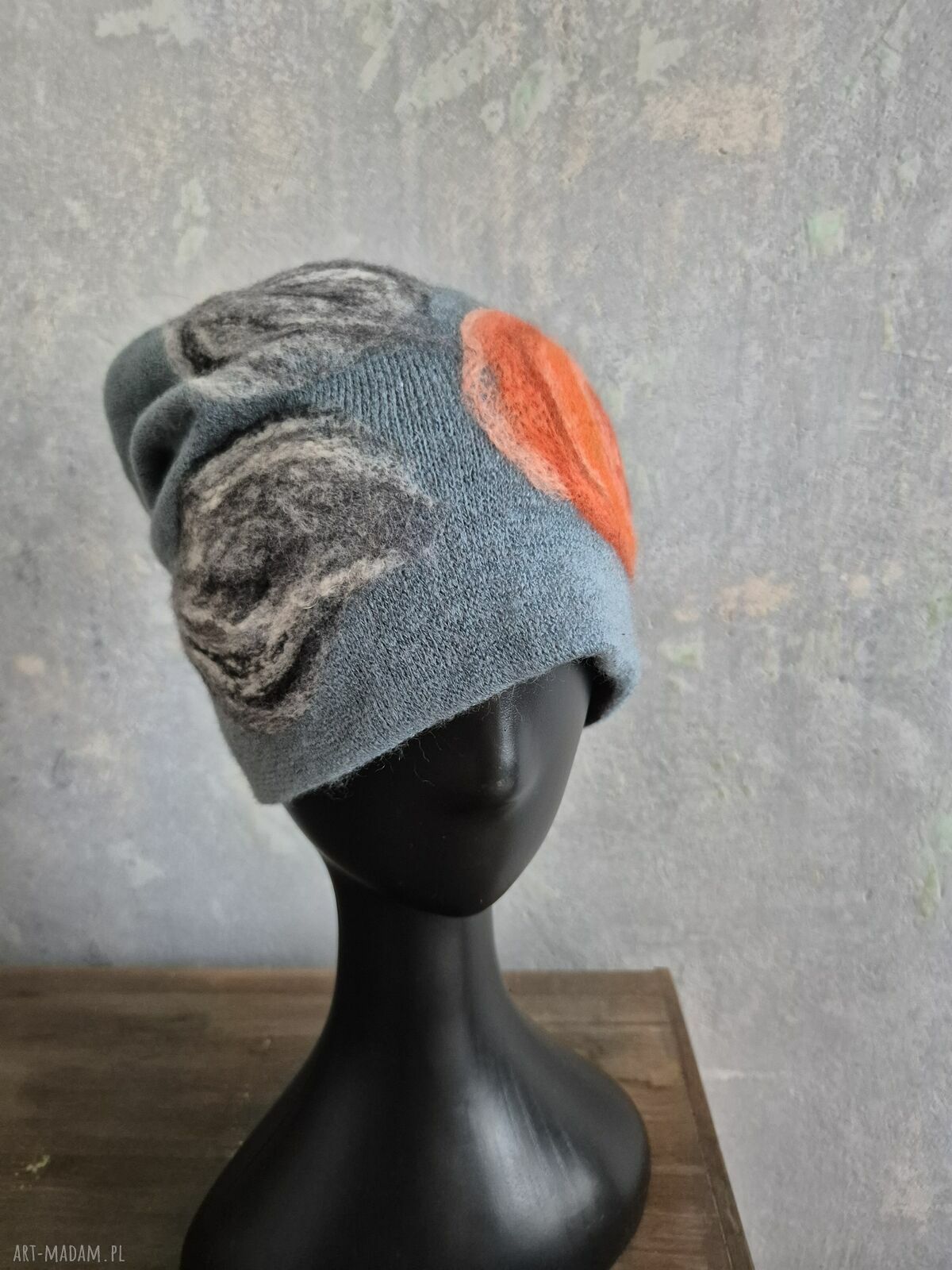 Czapka wełniana filcowana zimowa handmade w kwiaty - na podszewce (rozmiar uniwersalny)