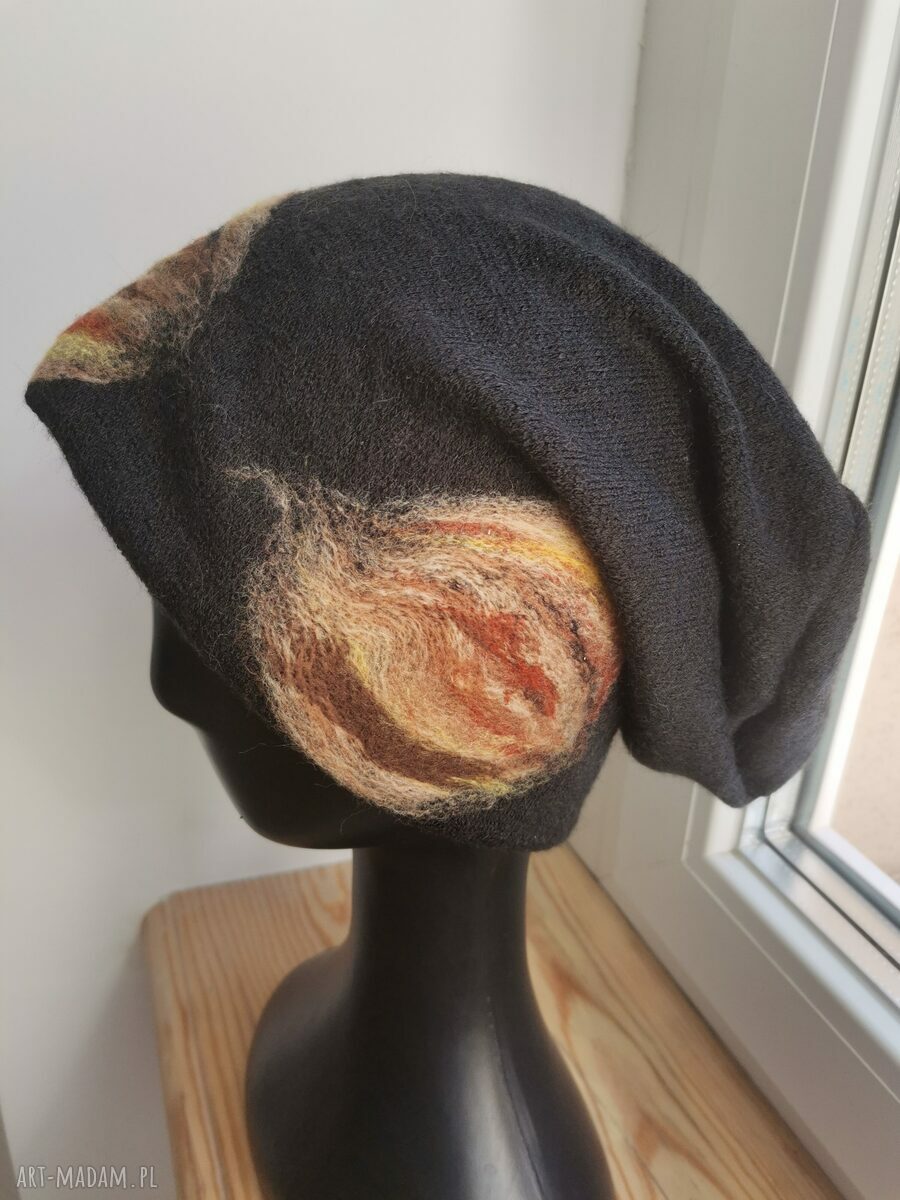 Zimowa czapka wełniana filcowana w kwiaty na podszewce (handmade)