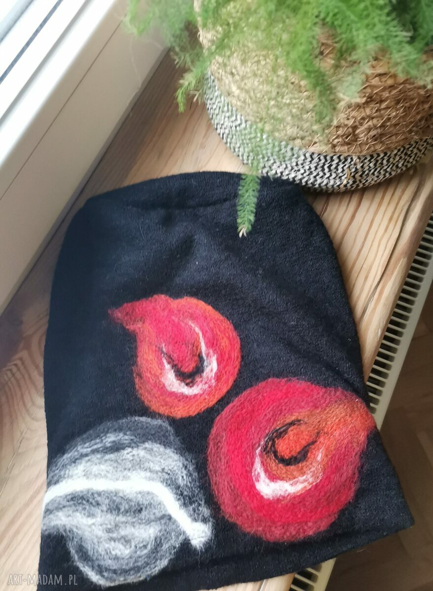 Ciepła czapka wełniana filcowana zimowa w kwiaty na podszewce (handmade)