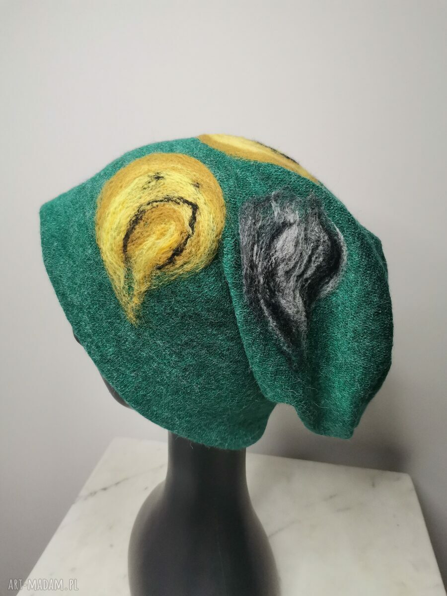 Zimowa czapka wełniana filcowana w kwiaty - boho folk z merynosów (ręcznie robiona)