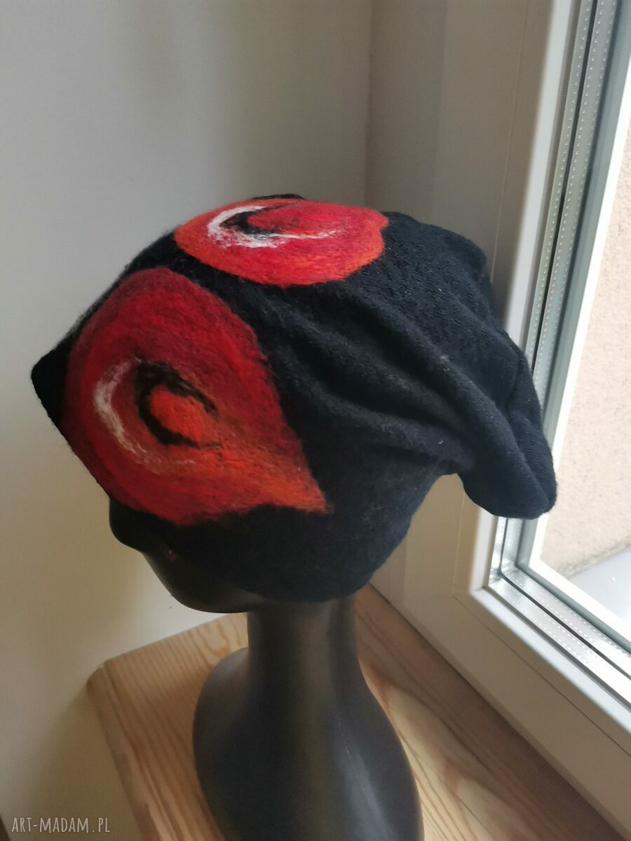 Zimowa czapka filcowana z merino w kwiaty i frędzlami - handmade etno boho