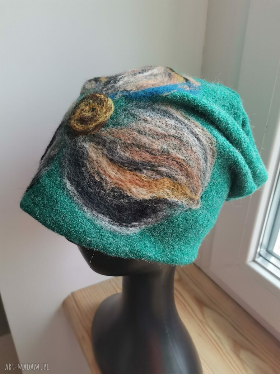 Czapka wełniana filcowana w kwiaty boho Frida z frędzlami na podszewce - rozmiar uniwersalny