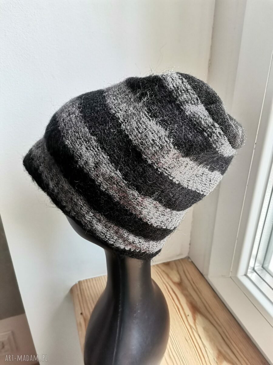 Czapka wełniana w paski z podszewką - rozmiar 55-56 cm (boho z frędzlami)