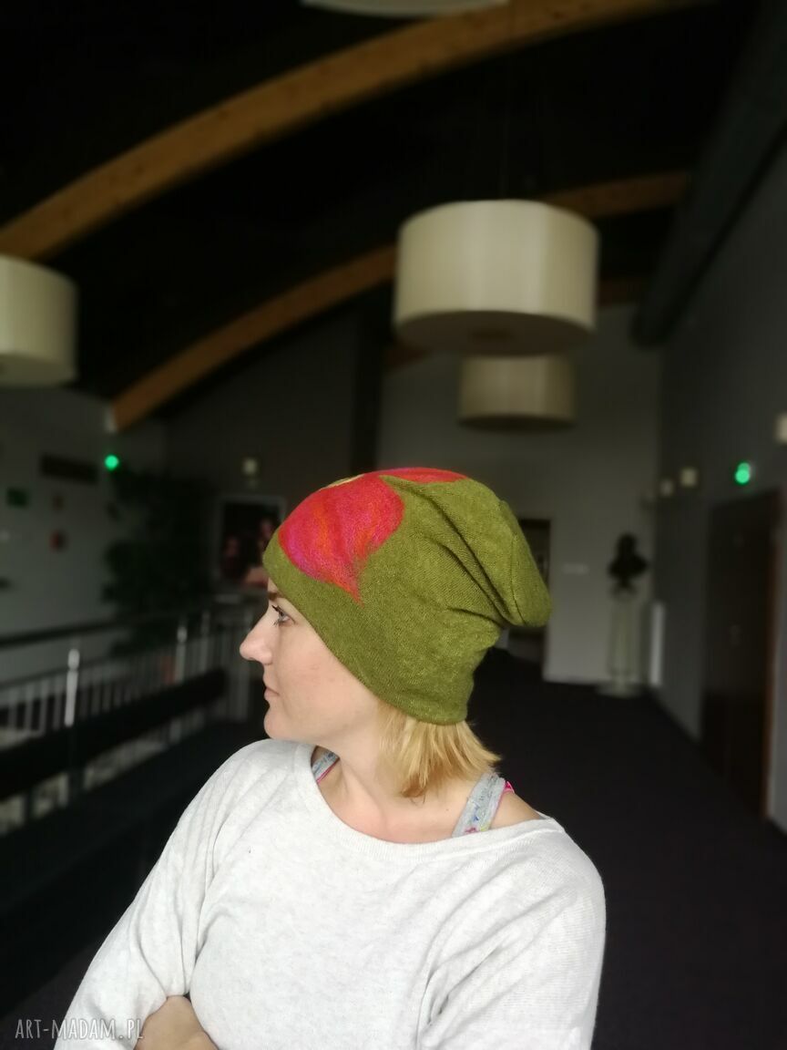 Zielona czapka wełniana filcowana na zimę w kwiaty