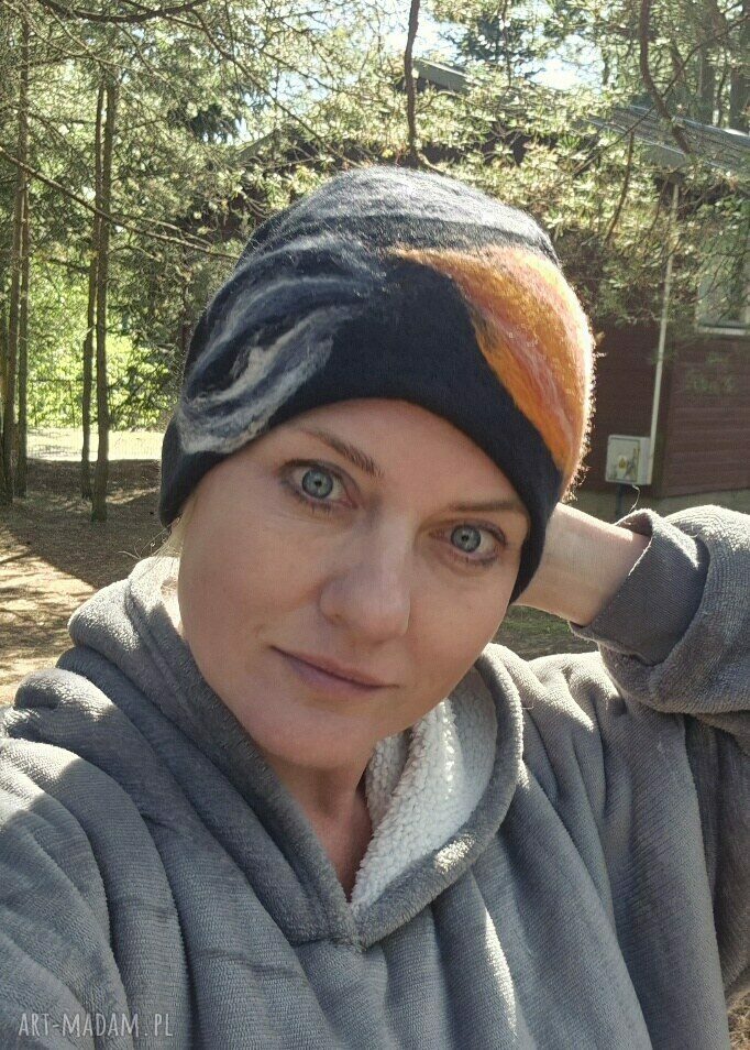 Czarna zimowa czapka filcowana z wełny merino na podszewce