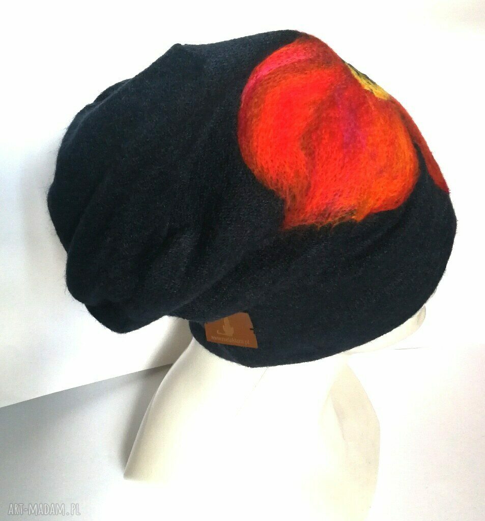 Czapka wełniana filcowana czarna na zimę z kwiatami - handmade (rozmiar uniwersalny)