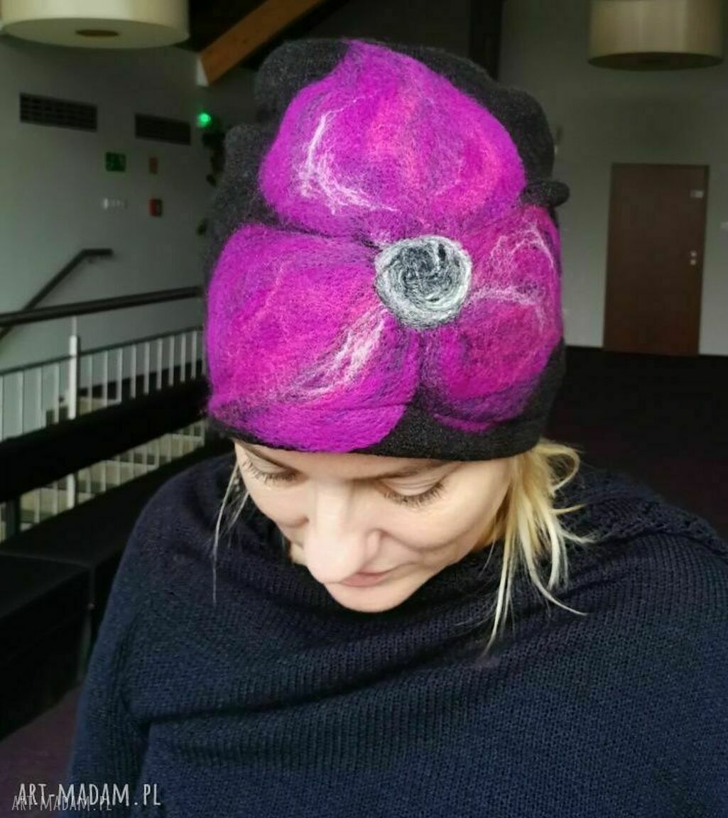 Czapka wełniana filcowana czarna zimowa handmade w kwiaty (podszewka, rozmiar uniwersalny)