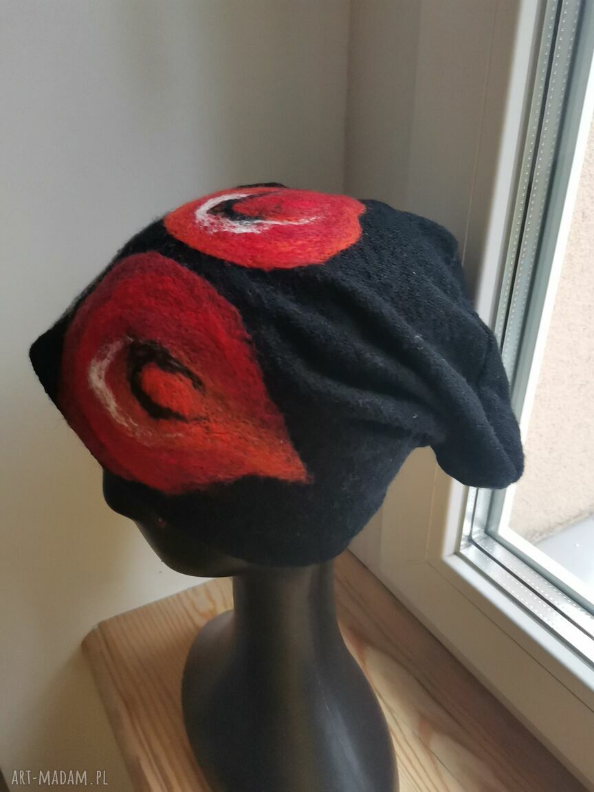 Ciepła czapka wełniana filcowana zimowa w kwiaty na podszewce (handmade)