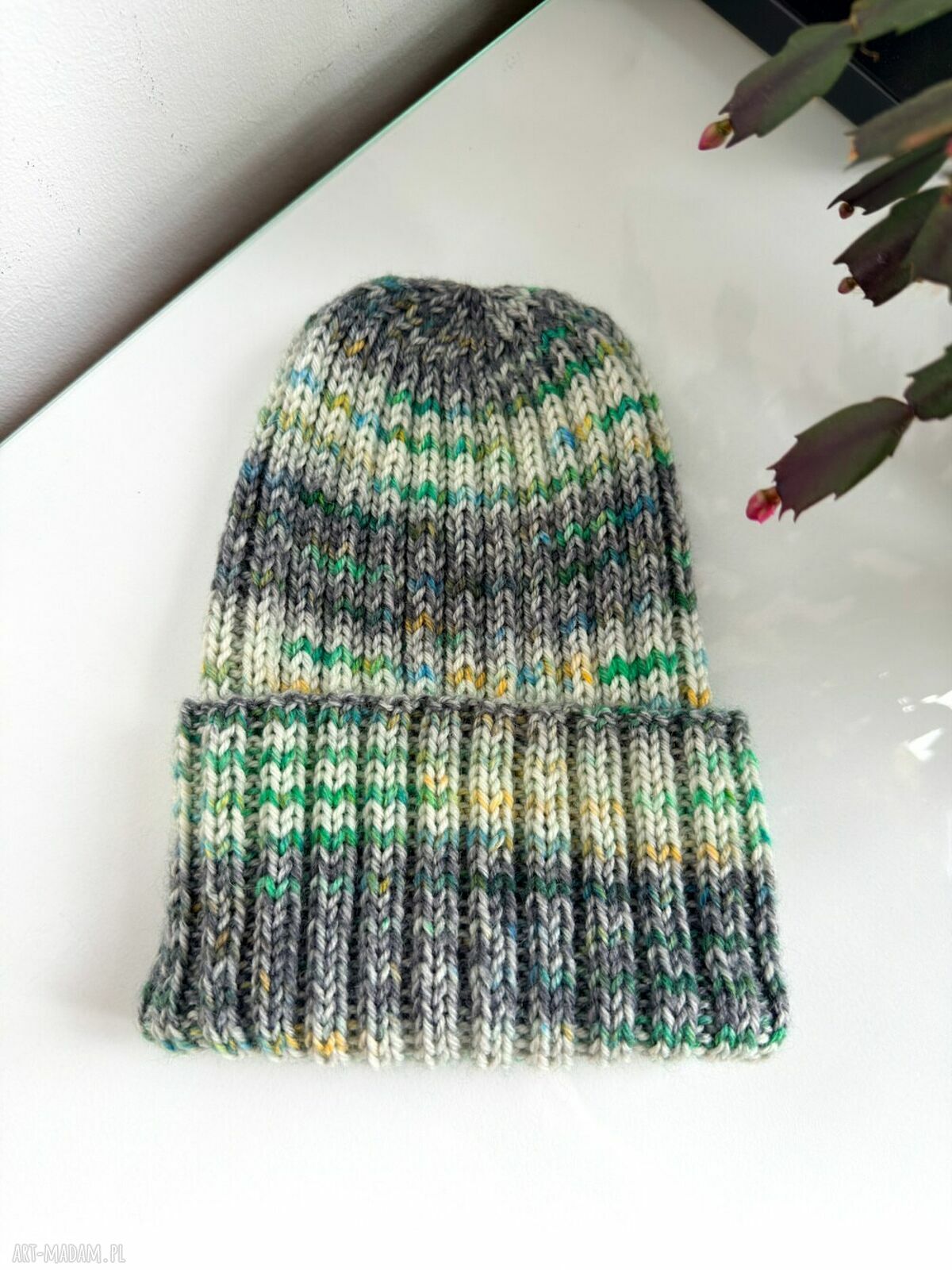 Wywijana czapka NELLI z merynosa w kolorach zorzy polarnej