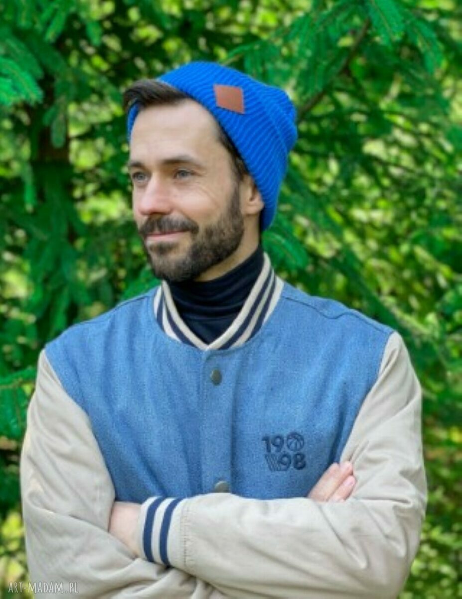 Niebieska czapka wywijana dwustronna z logo z ekoskórki