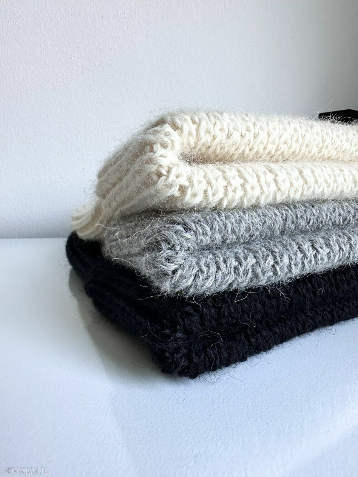 Czapka wywijana z alpaki 100% w kolorze ecru - ręcznie robiona