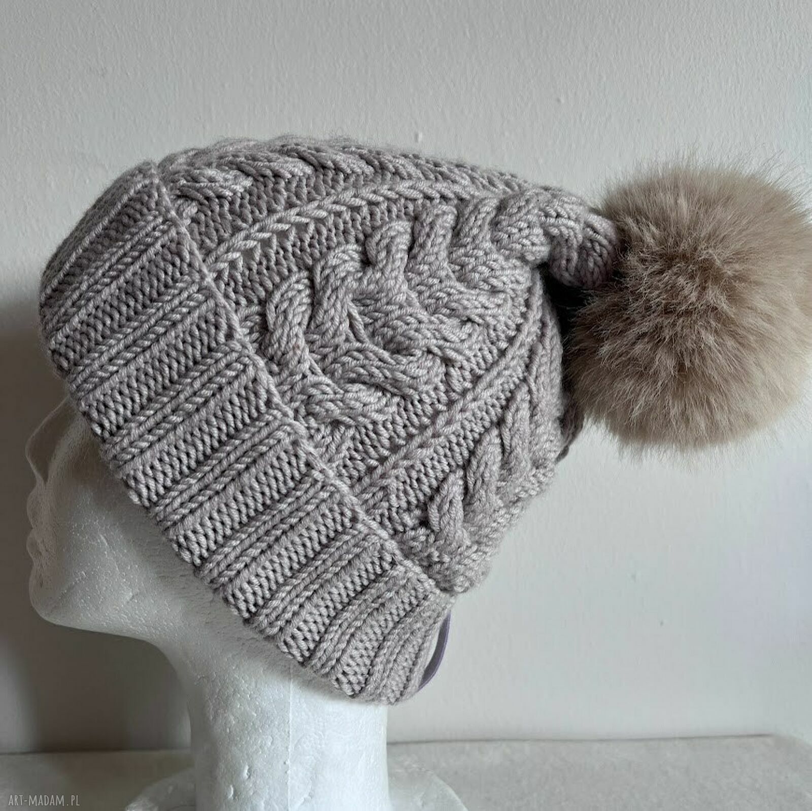 Beżowa czapka zimowa z 100% wełny merino - ręcznie robiona