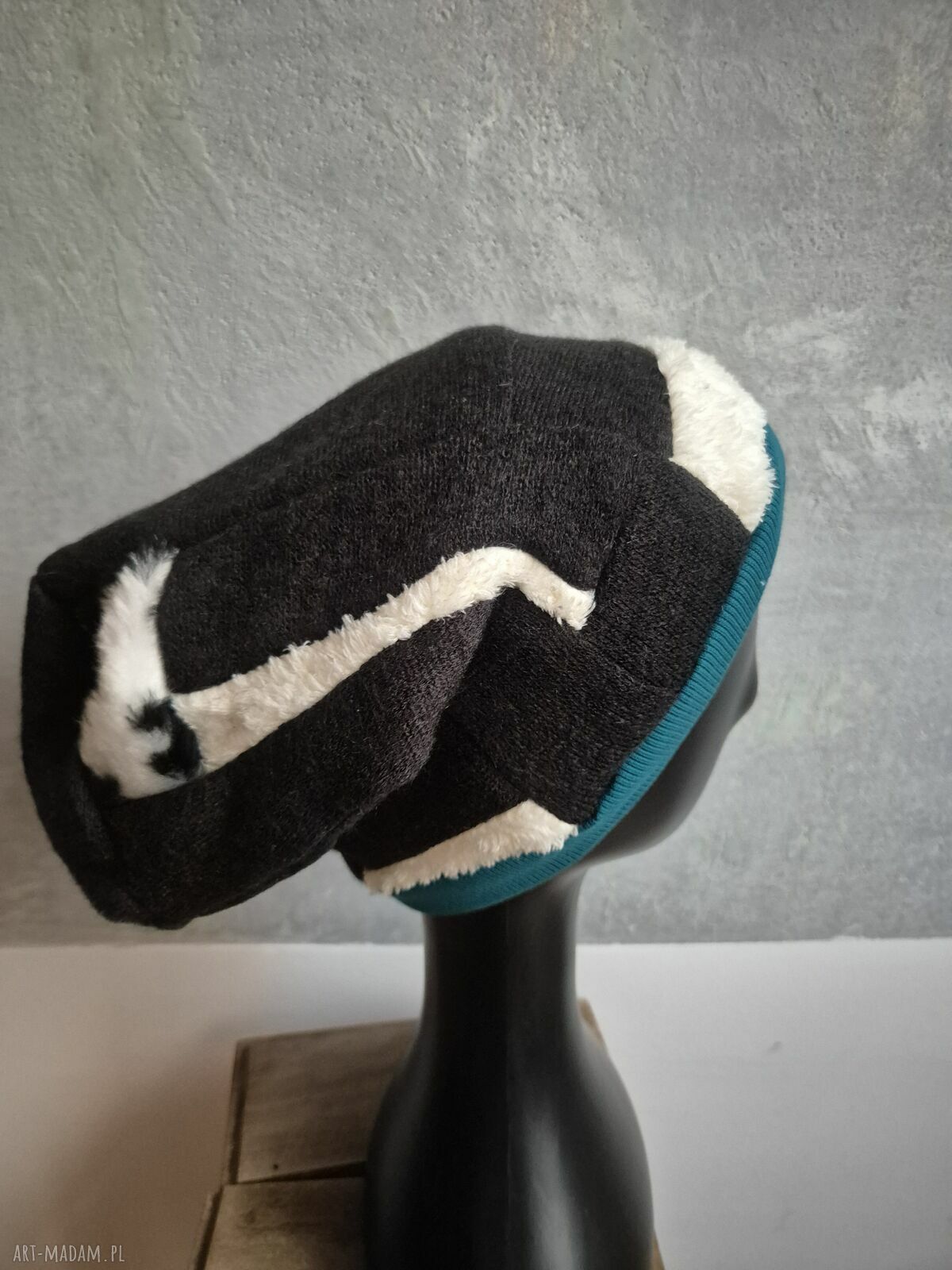 Czapka Smerfetka z elementami sztucznego futerka - patchwork na podszewce